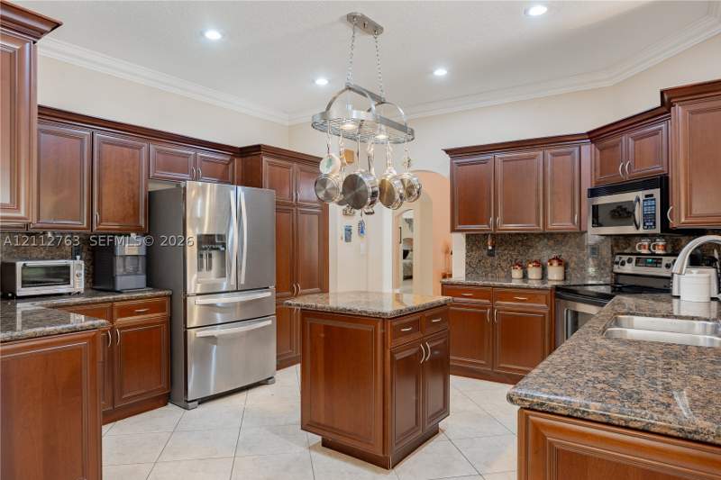 3 bedroom SingleFamilyResidence at 7940 NW 159th Ter, Silvercrest Lake Estates, Miami Lakes — photo 2