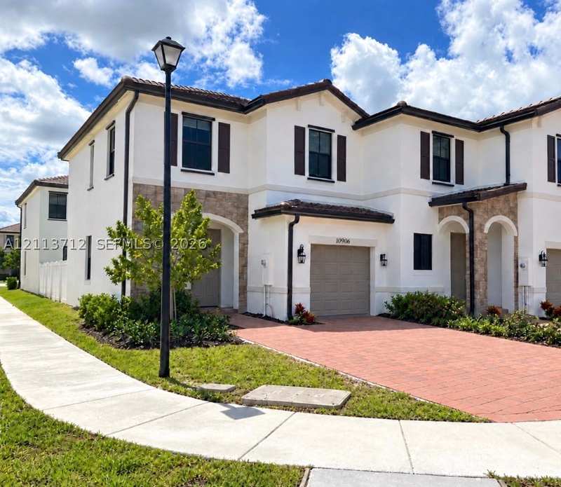 3 bedroom Townhouse at 10906 W 33rd Ct, Aquabella North Replat, Hialeah — photo 1