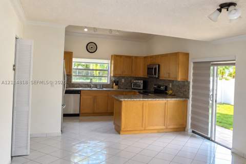 19880 NW 64th Ct Rd, Hialeah FL - photo 6 of 17