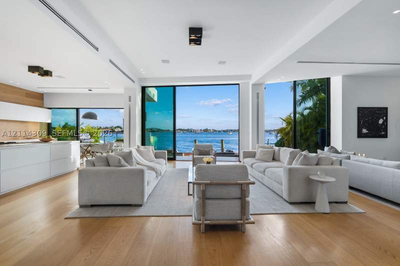 7 bedroom SingleFamilyResidence at 1374 S Venetian Way, San Marco, Miami — photo 3