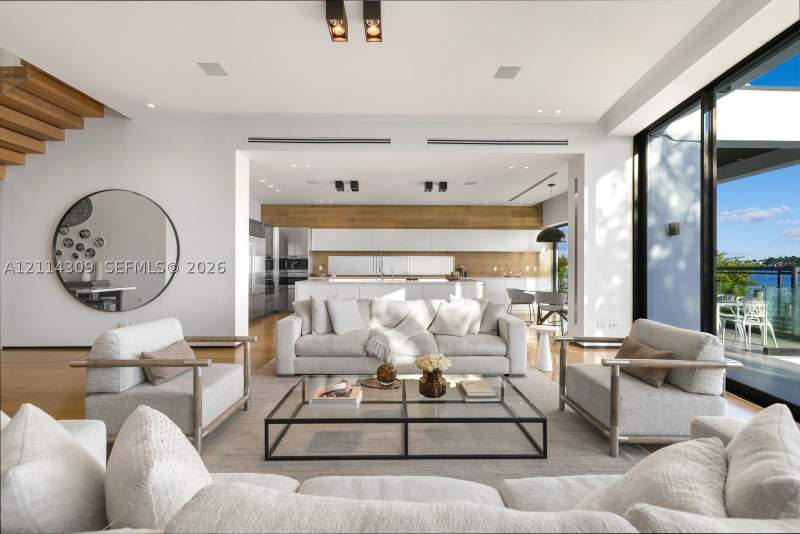 7 bedroom SingleFamilyResidence at 1374 S Venetian Way, San Marco, Miami — photo 4