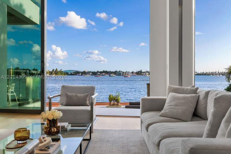 7 bedroom SingleFamilyResidence at 1374 S Venetian Way, San Marco, Miami — photo 5