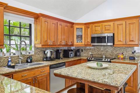 16441 NW 84th Ct, Miami Lakes FL - photo 14 of 48