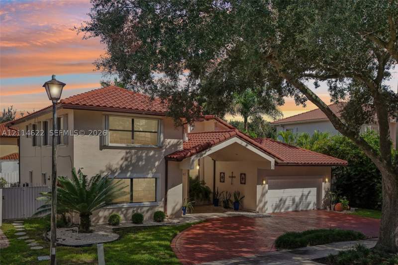 5 bedroom SingleFamilyResidence at 16441 NW 84th Ct, Royal Lakes 1st Addn, Miami Lakes — photo 2