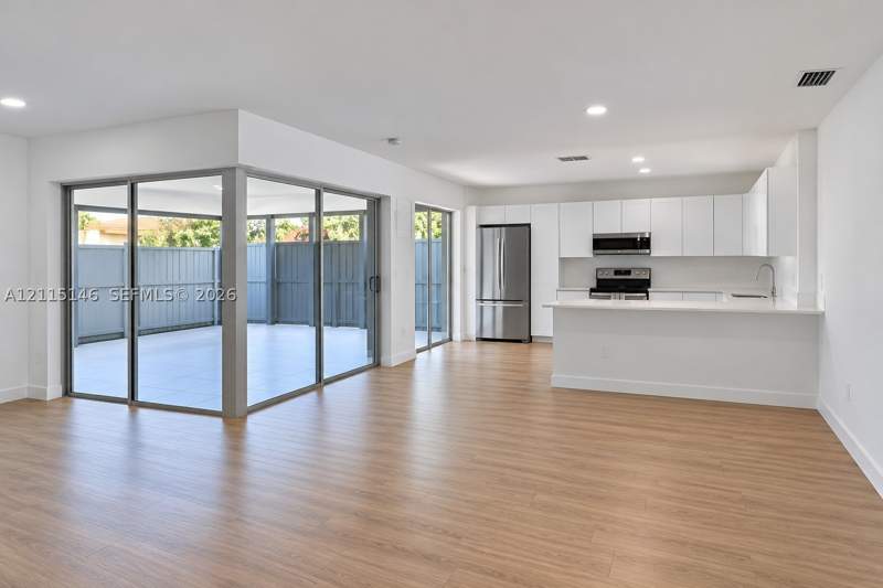 3 bedroom SingleFamilyResidence at 20125 SW 124th Ave, Oak Park Estates Sec 1, Miami — photo 2