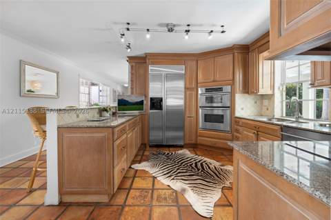 6340 Dolphin Dr, Coral Gables FL - photo 17 of 49