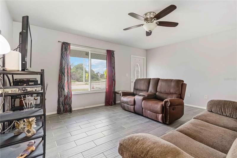 3 bedroom Single Family Residence at 20550 Edgewater Drive, Port Charlotte Sec 070, Port Charlotte — photo 4