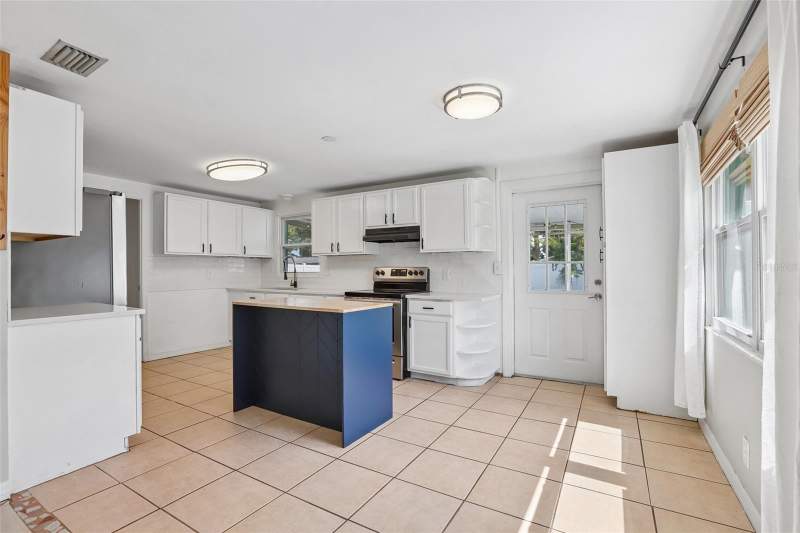 4 bedroom Single Family Residence at 8090 68th Street, Fairlawn Park Manor, Pinellas Park — photo 4