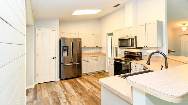 3 bedroom Single Family Residence at 12525 Pine Glen Drive, Pine Harbour Sub, Leesburg — photo 3