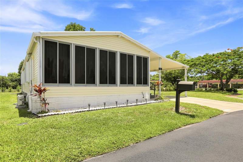 2 bedroom Manufactured Home at 1 Poinsettia Drive, Poinsettia Park Mhp, Fort Myers — photo 4