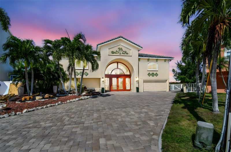 6 bedroom Single Family Residence at 582 Johns Pass Avenue, Crystal Island 2nd Add, Madeira Beach — photo 1