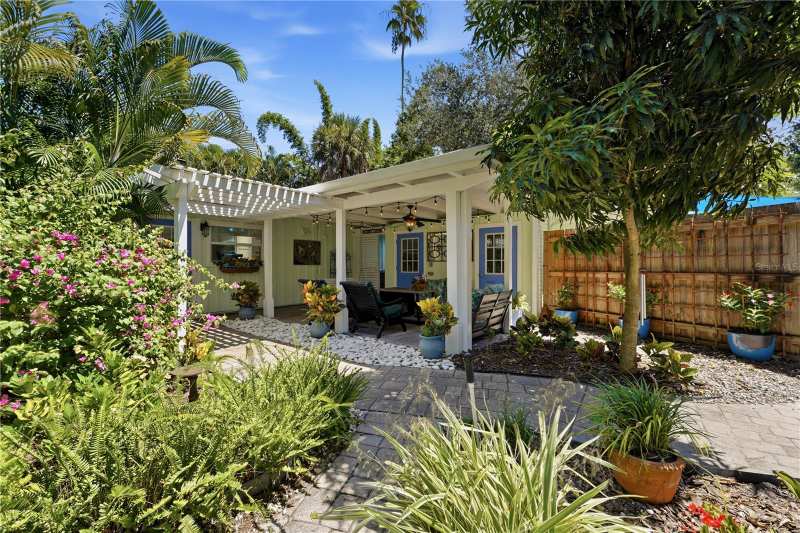3 bedroom Single Family Residence at 3424 Old Oak Drive, Shoreland Woods, Sarasota — photo 1