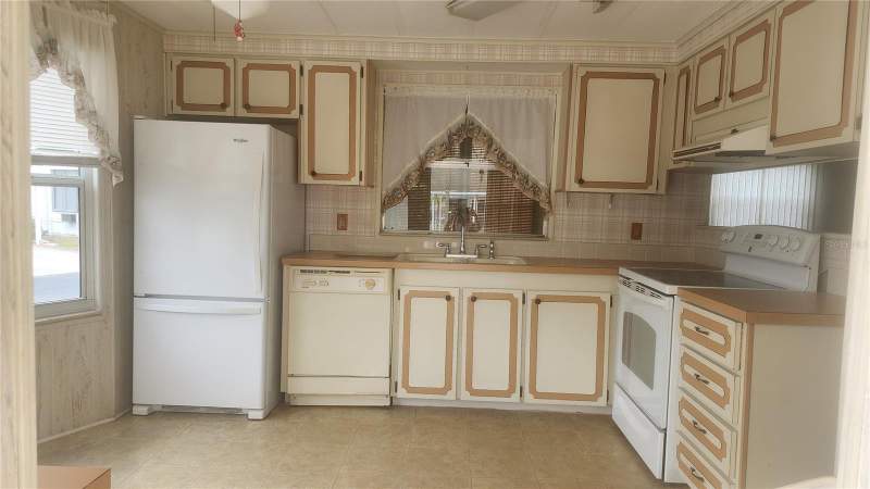 2 bedroom Manufactured Home at 157 N Fiji Circle, Polynesian Village, Englewood — photo 4
