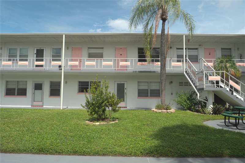 2 bedroom Condominium at 5900 21st Street #6, Town Apts Condo, St Petersburg — photo 1