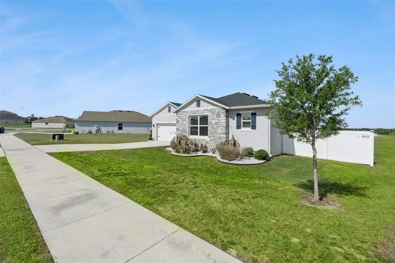 4 bedroom Single Family Residence at 2429 Begonia Street, The Gardens At Lake Jackson Ridge Phase 6, Mascotte — photo 2