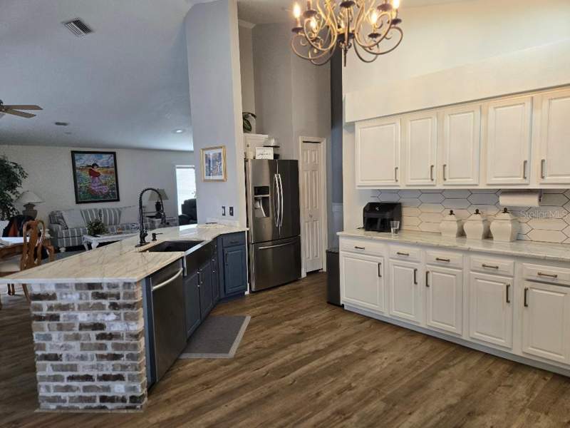 3 bedroom Single Family Residence at 6601 Thackston Drive, Lake St Charles Unit 12, Riverview — photo 5