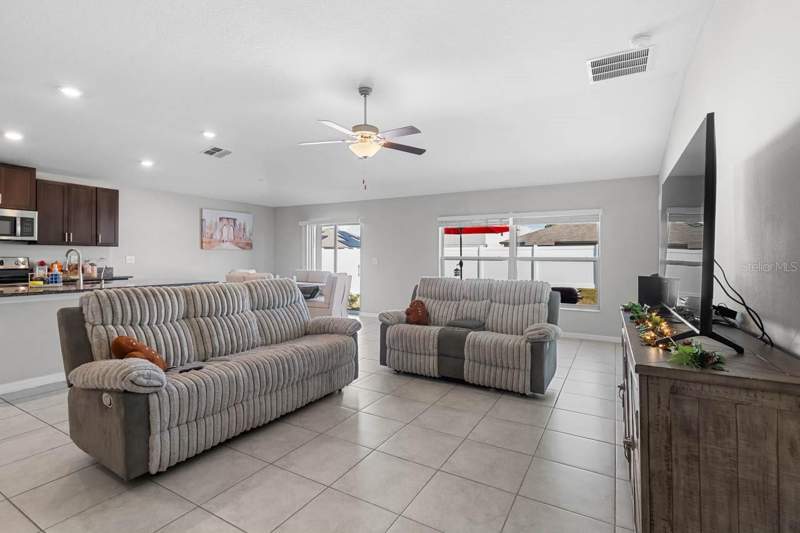 4 bedroom Single Family Residence at 889 Calico Scallop Street, Shell Cove, Ruskin — photo 3