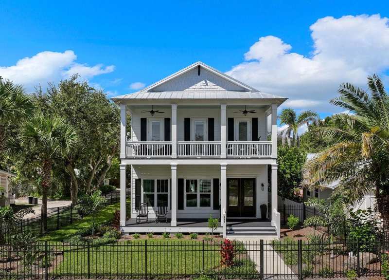 3 bedroom Single Family Residence at 200 N Peninsula Avenue, Longstreet Walker Grant, New Smyrna Beach — photo 1