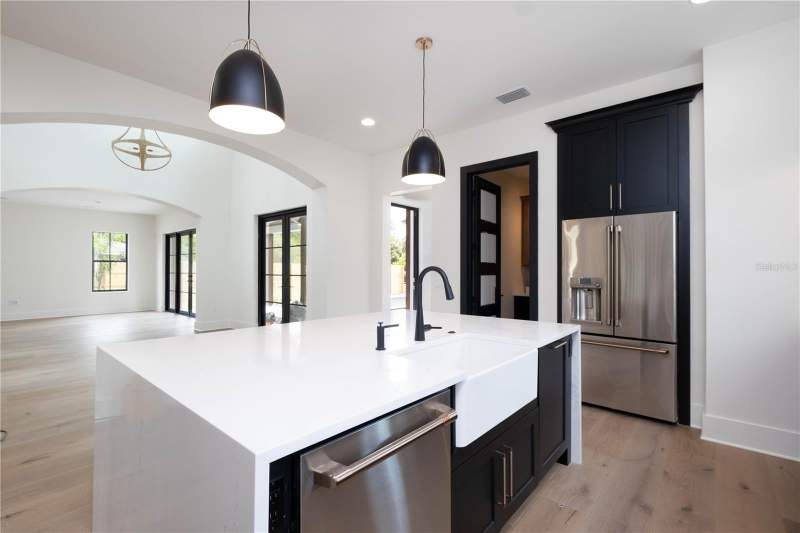 5 bedroom Single Family Residence at 818 W Kentucky Avenue, Riverside North, Tampa — photo 5
