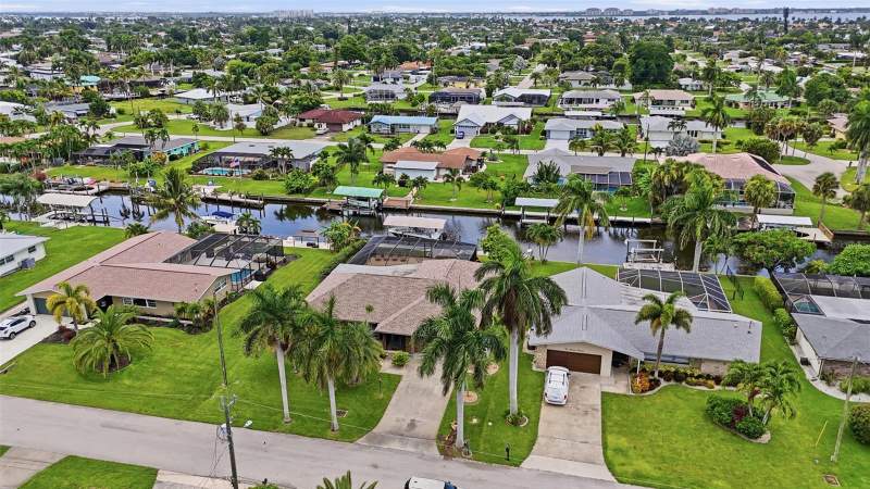 3 bedroom Single Family Residence at 418 Avalon Drive, Cape Coral, Cape Coral — photo 3