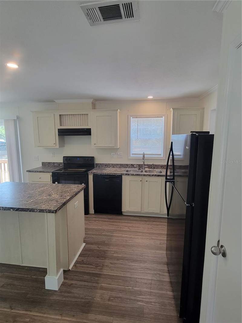 3 bedroom Manufactured Home at 2435 Myer Avenue, Edgewood Park Add, Leesburg — photo 4