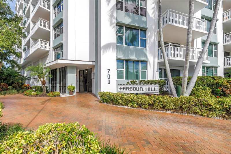 1 bedroom Condominium at 700 Beach Drive #201, Harbour Hill Condo, St Petersburg — photo 1