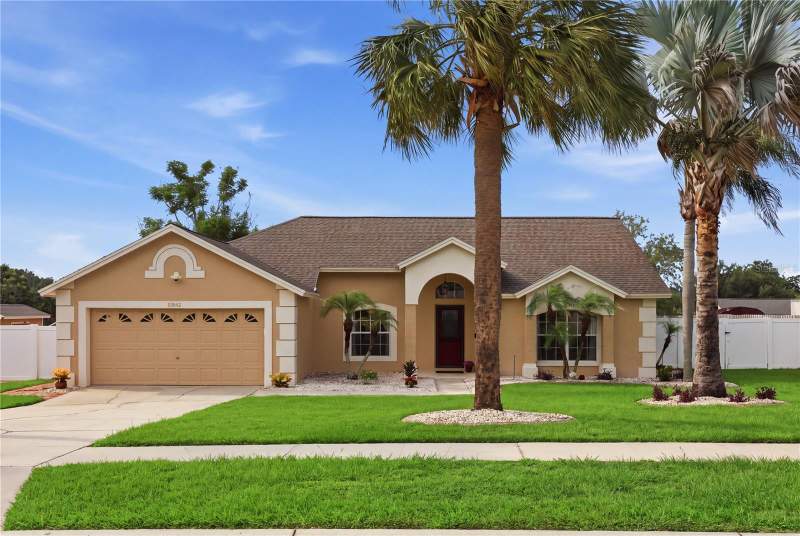 4 bedroom Single Family Residence at 13842 GREATER PINES BOULEVARD, GREATER PINES PH II SUB, CLERMONT — photo 2
