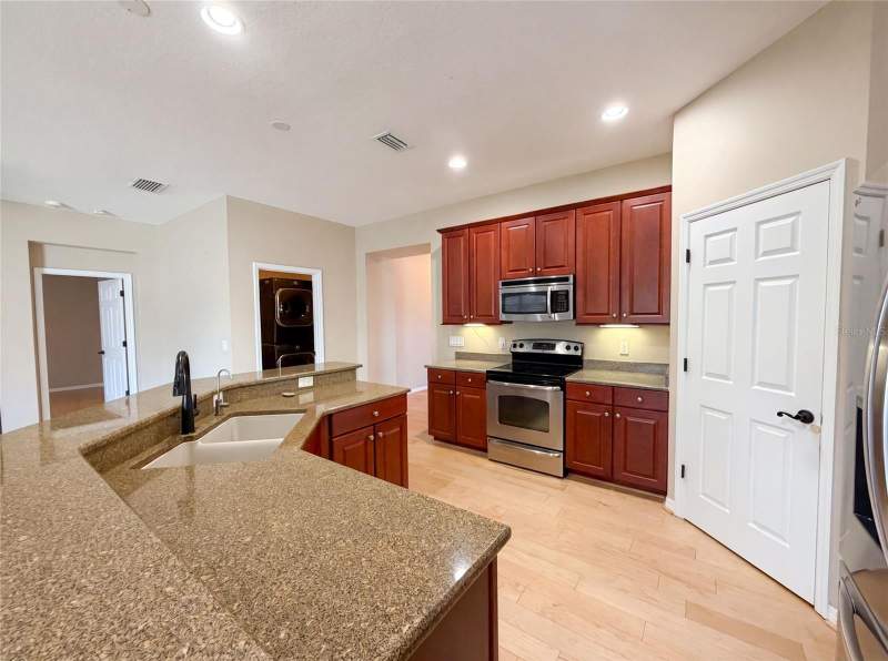 4 bedroom Single Family Residence at 5605 Windsong Oak Drive, Windsong At Leesburg, Leesburg — photo 2