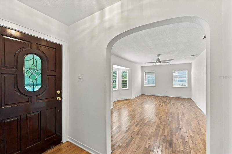 4 bedroom Single Family Residence at 212 S Bradford Avenue, Southern Pines, Tampa — photo 2