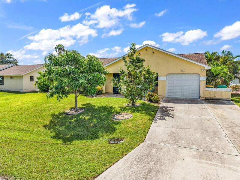 4 bedroom Single Family Residence at 9371 Heartwellville Avenue, Port Charlotte Sec 084, Englewood — photo 2