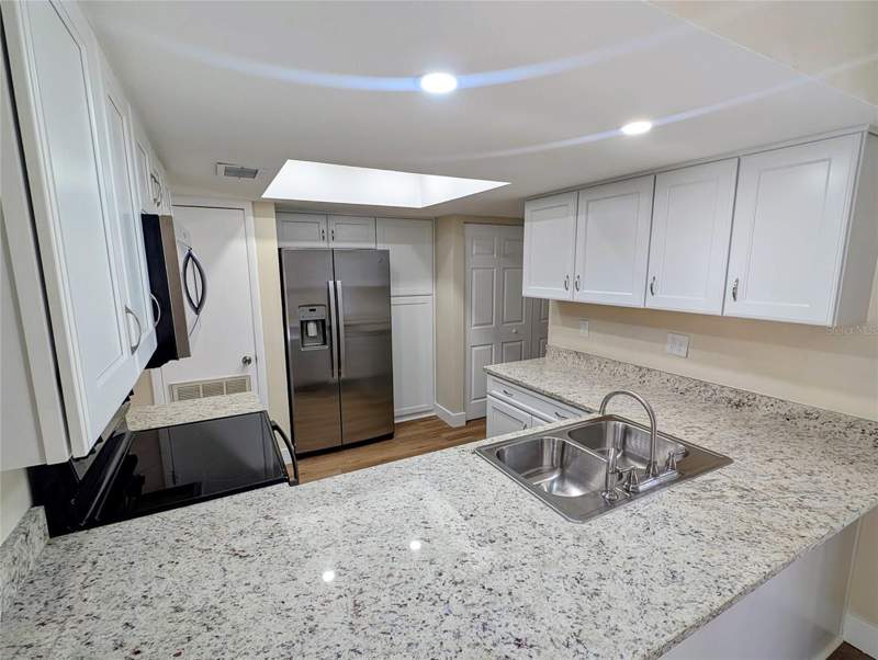 3 bedroom Townhouse at 3205 Deer Court, Buckhorn Creek Unit 1, Brandon — photo 4