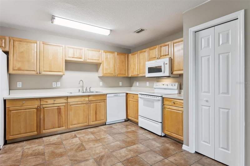 3 bedroom Single Family Residence at 180 E Minnehaha Avenue, Clermont Minnehaha Oaks Sub, Clermont — photo 5