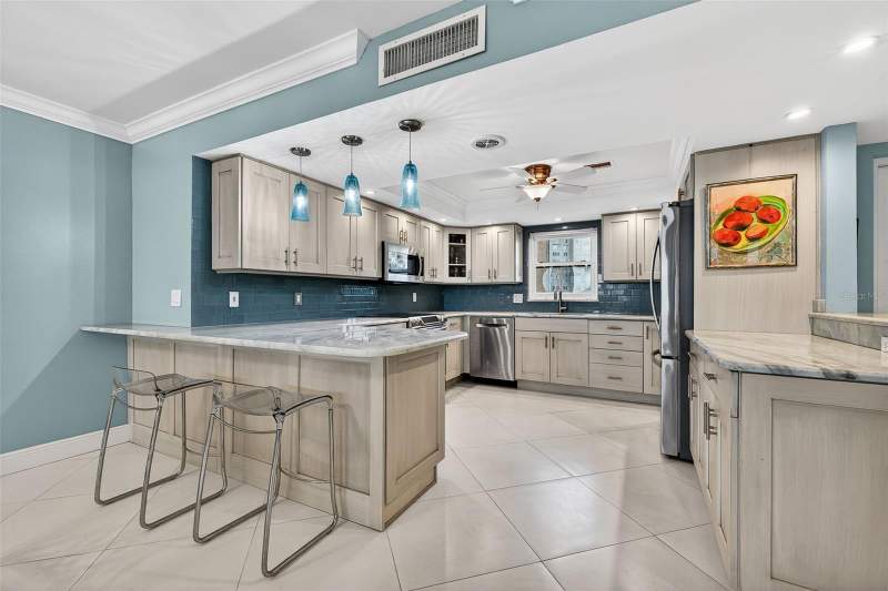 2 bedroom Condominium at 5130 BRITTANY DRIVE #201, BAYWAY ISLES POINT BRITTANY THREE, ST PETERSBURG — photo 4