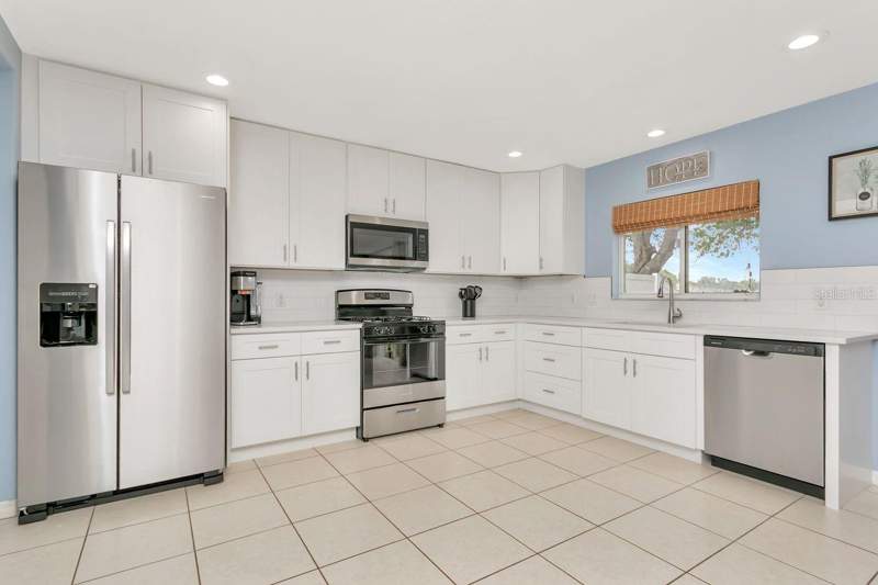 4 bedroom Single Family Residence at 6818 Waterton Drive, Lake St Charles Unit 11, Riverview — photo 5