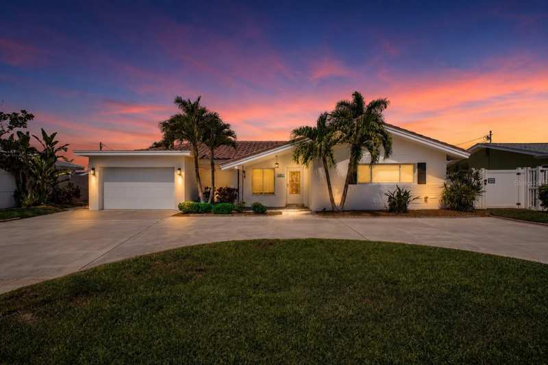 3 bedroom Single Family Residence at 2220 E Vina Del Mar Boulevard, Vina-Del-Mar Sec 1, St Pete Beach — photo 1
