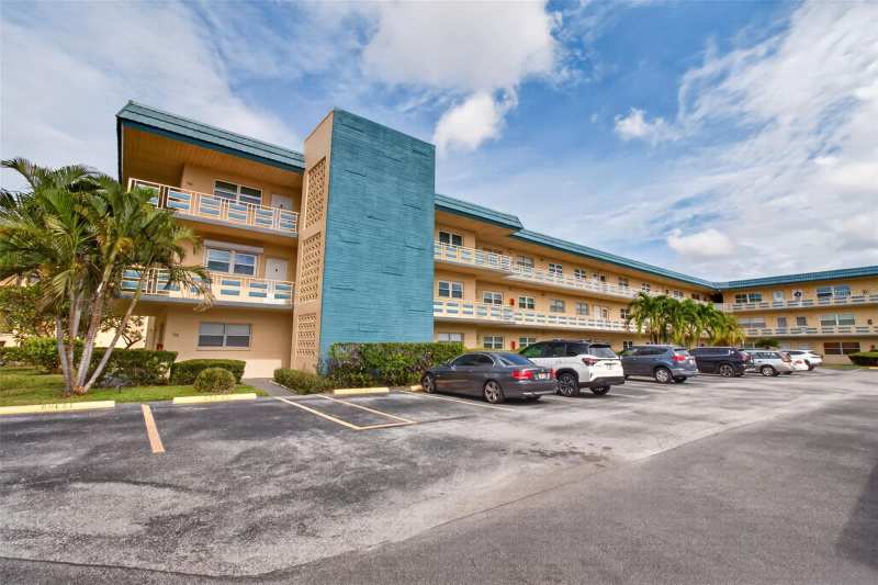 1 bedroom Condominium at 5750 80th Street #D307, Five Towns Of St Pete, St Petersburg — photo 1