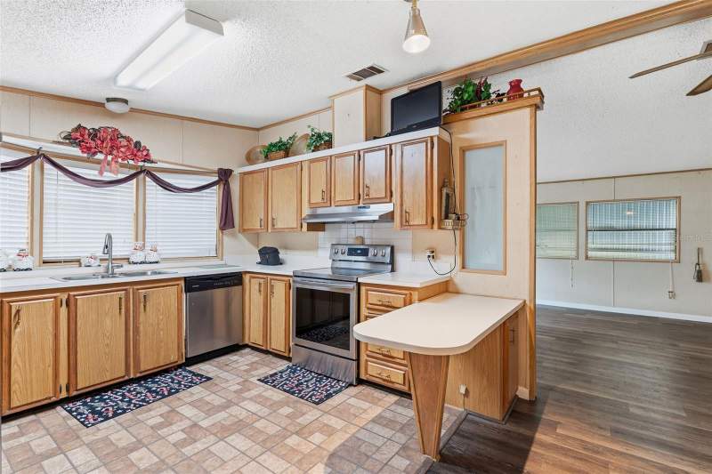 2 bedroom Manufactured Home at 410 Dolphin Drive, Gull-Aire Village, Oldsmar — photo 4
