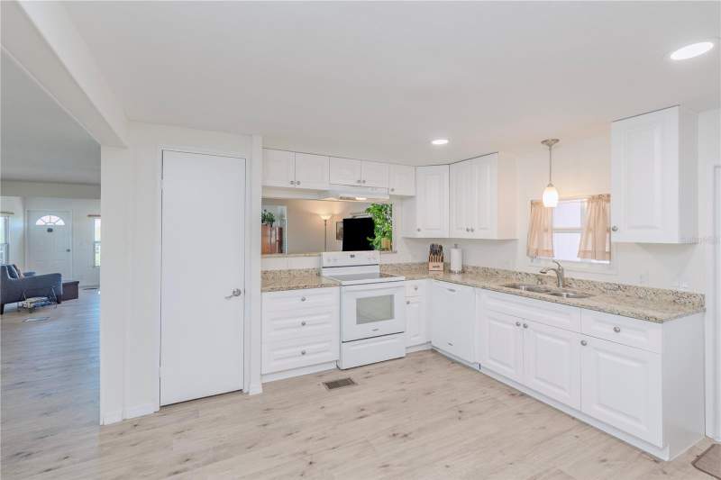 2 bedroom Mobile Home at 4851 W Gandy Boulevard #23C, Regency Cove A Cooperative, Tampa — photo 4