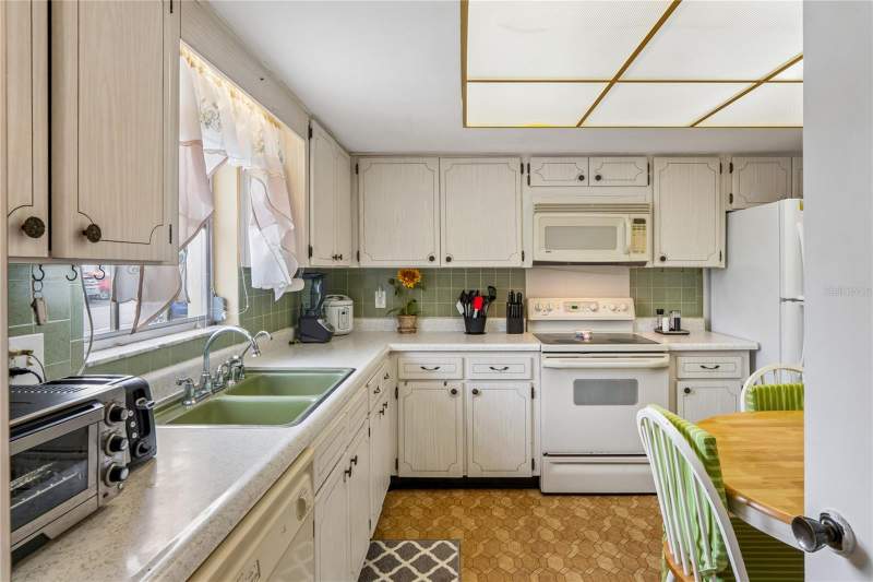 2 bedroom Villa at 1611 S Lake Avenue #1, Normandy Park South, Clearwater — photo 5