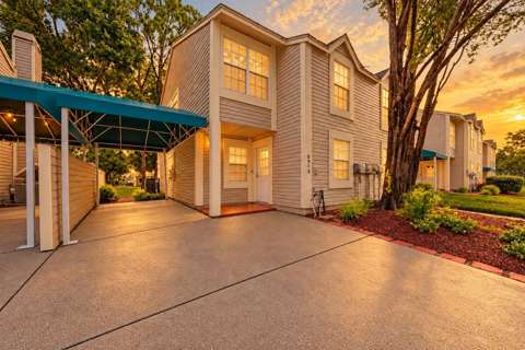 6915 Lakeview Court, home for sale in Tampa 33634