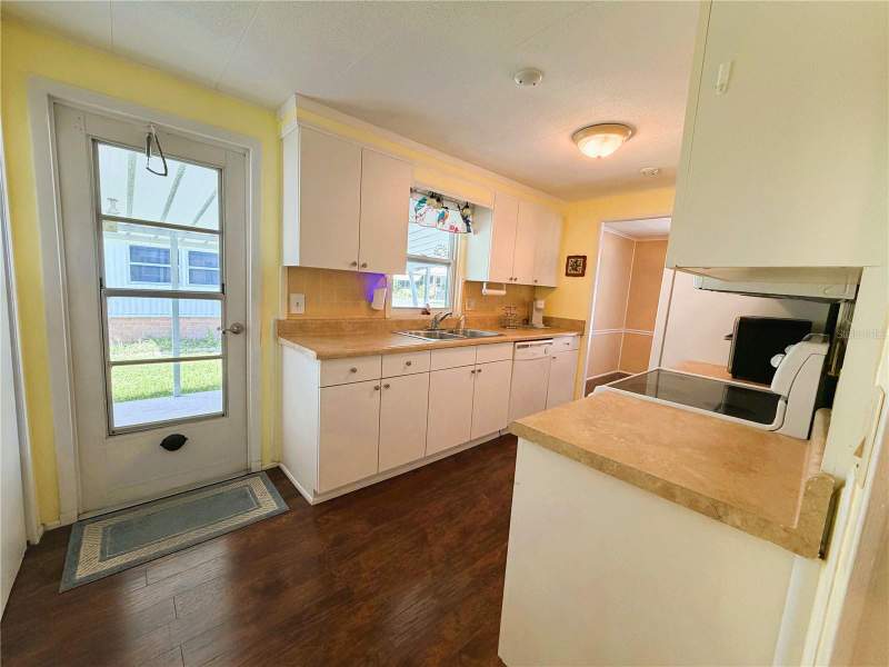 2 bedroom Mobile Home at 139 Aspen Circle, Hawthorne At Leesburg A Coop, Leesburg — photo 5