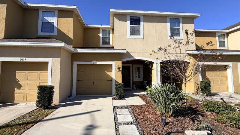 3 bedroom Townhouse at 7037 Woodchase Glen Drive, Oak Creek Prcl 3, Riverview — photo 1
