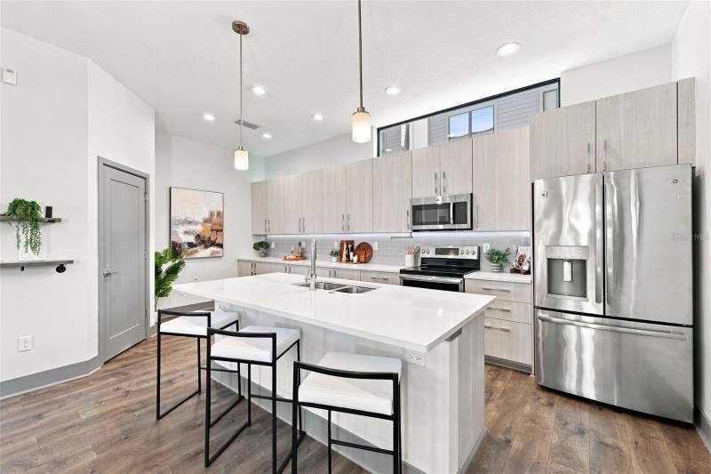 3 bedroom Townhouse at 4810 W McElroy Avenue #3, South Westshore Twnhms, Tampa — photo 3