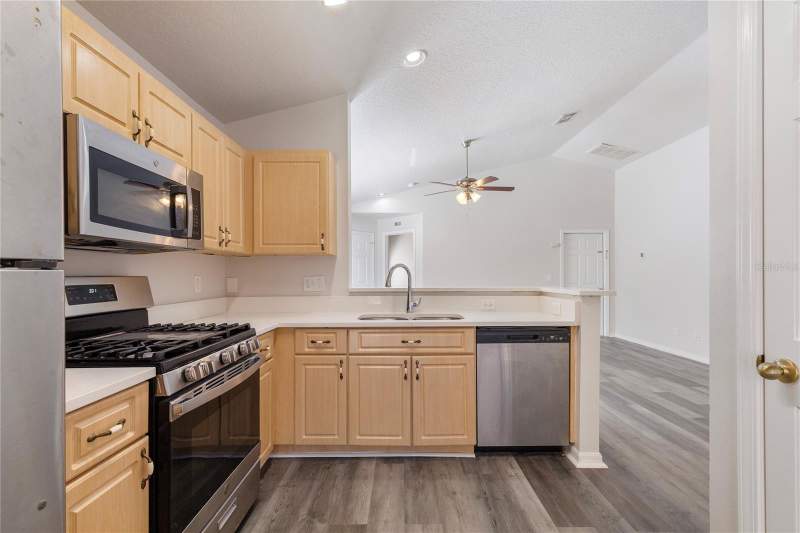 4 bedroom Single Family Residence at 7456 Oxford Garden Circle, Covington Park Ph 4A, Apollo Beach — photo 3