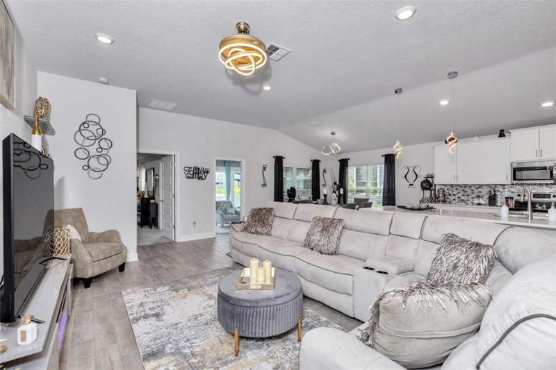 3 bedroom Single Family Residence at 657 W Twisted Oaks Drive, Beverly Hills, Beverly Hills — photo 5