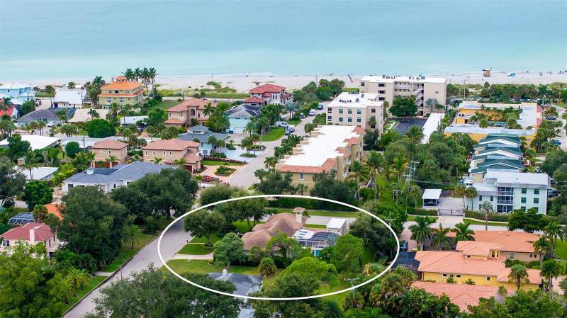 5 bedroom Single Family Residence at 640 Granada Avenue, Venice Gulf View Sec Of, Venice — photo 2