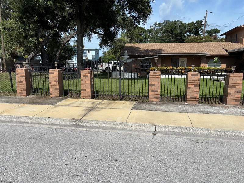 4 bedroom Single Family Residence at 1747 Youval Court, Elder Sub, St Petersburg — photo 5