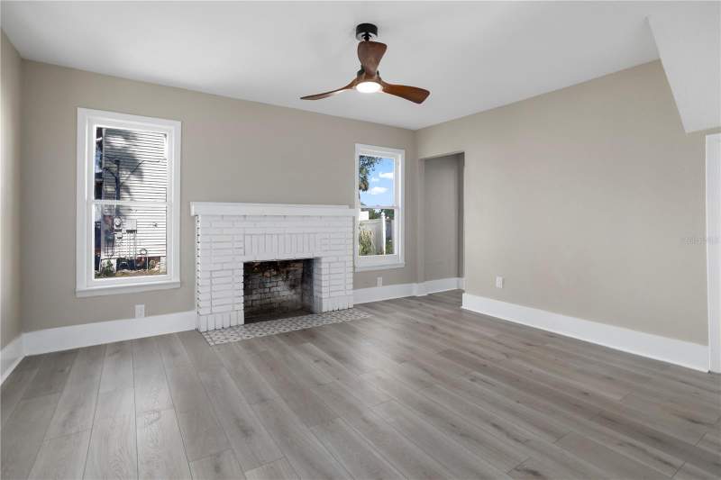 4 bedroom Single Family Residence at 821 E Lemon Avenue, Eustis, Eustis — photo 4