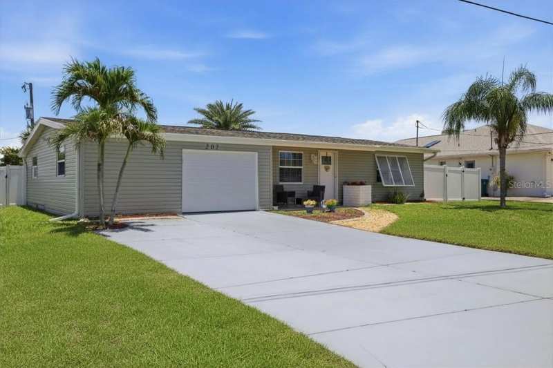 3 bedroom Single Family Residence at 201 E Tarpon Blvd NW, Port Charlotte Sec 010, Port Charlotte — photo 1