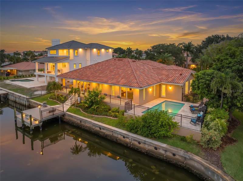 5 bedroom Single Family Residence at 2001 Illinois Ave NE, Venetian Isles, St Petersburg — photo 2